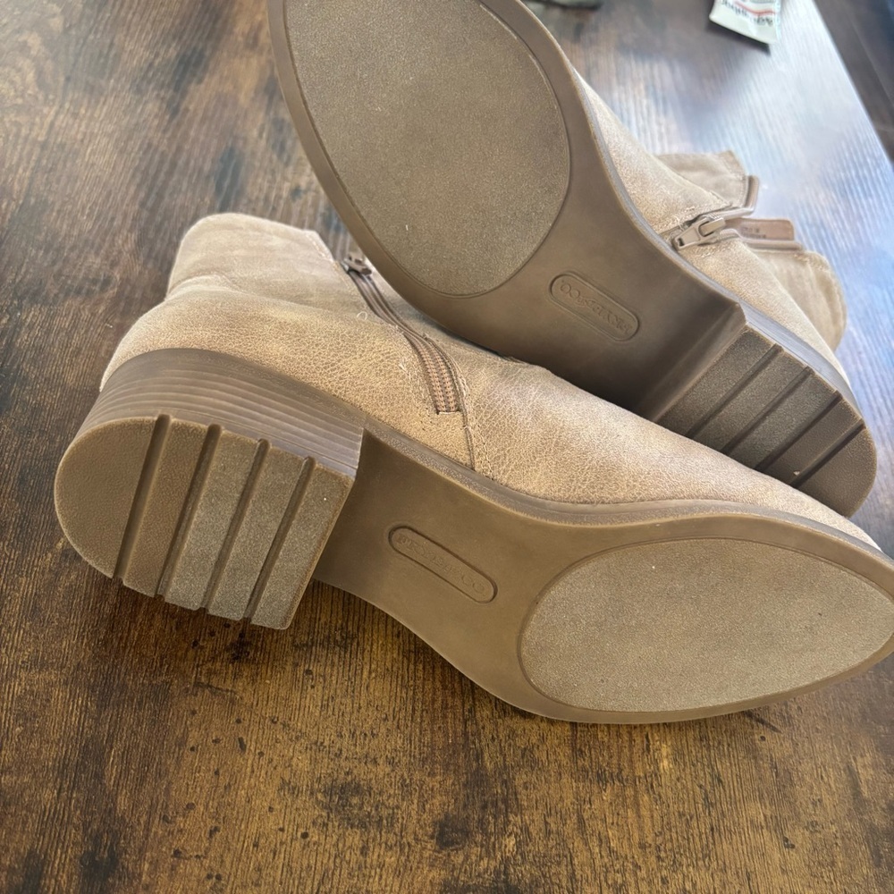 Frye Estrely Tan Ankle Boots with Suede Finish NWOT - Picture 7 of 7